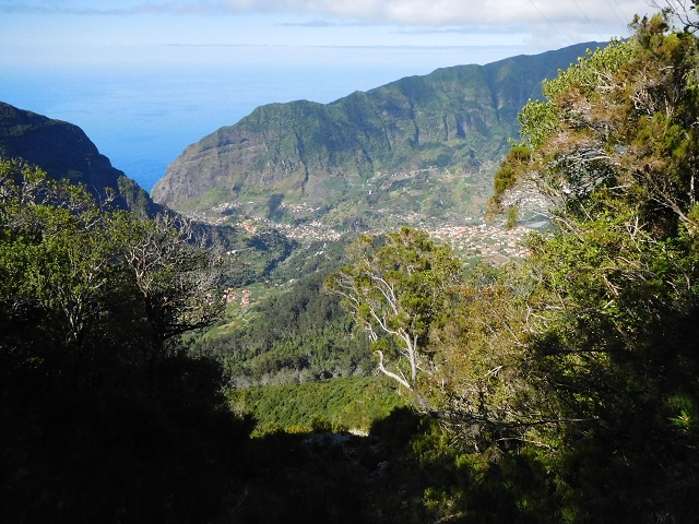 03.08.2015 Levada do Norte und Plaino Velho, Aufstieg zur Paul da Serra — Zurück auf der Levada do Norte zur Schotterpiste — Foto 3