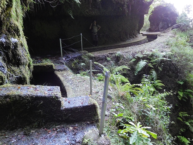 03.08.2015 Levada do Norte und Plaino Velho, Aufstieg zur Paul da Serra — Passage des westlichen Seitenastes der Ribeira do Inferno — Foto 7