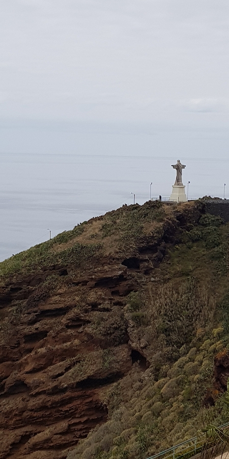 04.05.2019 Einlaufrunde auf dem Caniço-Trail um Garajau — Zum Cristo Rei, verfallene Hotelanlagen — Foto 1