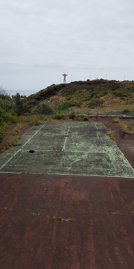 04.05.2019 Einlaufrunde auf dem Caniço-Trail um Garajau — Zum Cristo Rei, verfallene Hotelanlagen — Foto 2