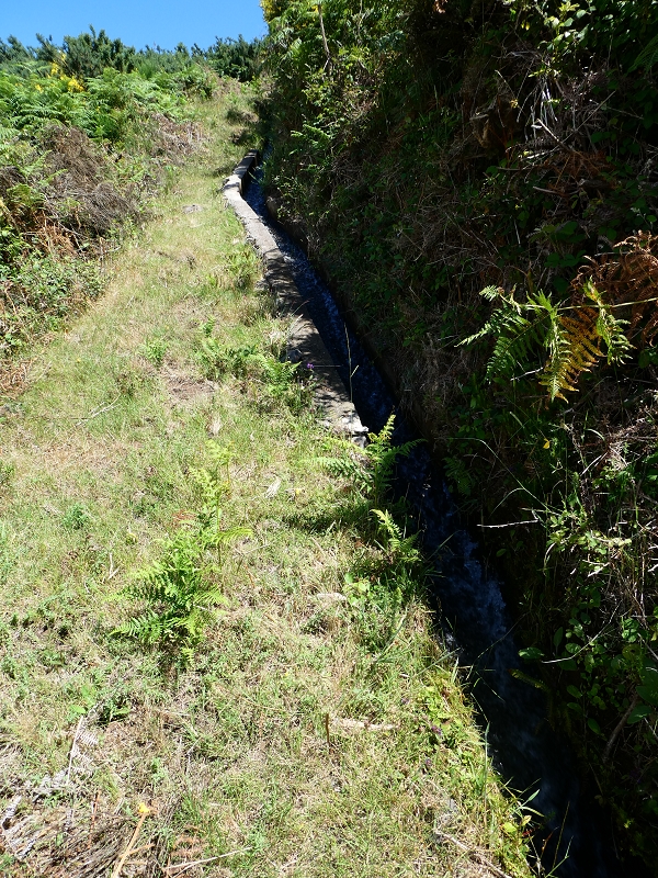 04.07.2018 Rundwanderung entlang und um die Levada dos Marinheiros — Aufstieg zur Kreuzung mit der Schotterpiste — Foto 14
