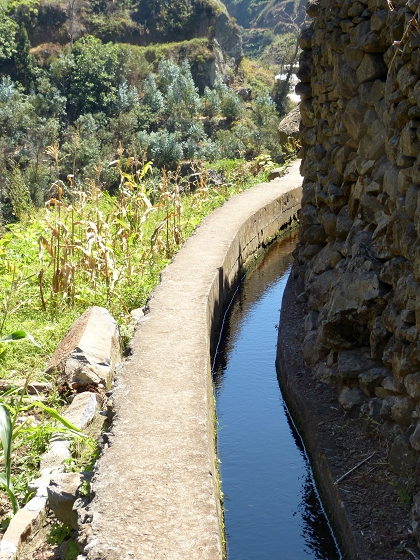 04.08.2013 Levadas dos Piornais und da Faja — Vom Kraftwerk auf und ab zur Levada da Faja und Begehung über Mauerpassagen zum Weiler und zurück — Foto 10