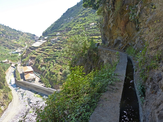 04.08.2013 Levadas dos Piornais und da Faja — Vom Kraftwerk auf und ab zur Levada da Faja und Begehung über Mauerpassagen zum Weiler und zurück — Foto 12