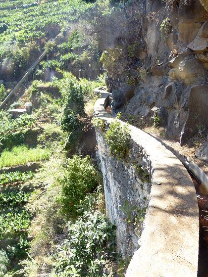 04.08.2013 Levadas dos Piornais und da Faja — Vom Kraftwerk auf und ab zur Levada da Faja und Begehung über Mauerpassagen zum Weiler und zurück — Foto 13