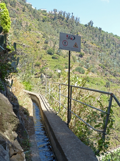 04.08.2013 Levadas dos Piornais und da Faja — Vom Kraftwerk auf und ab zur Levada da Faja und Begehung über Mauerpassagen zum Weiler und zurück — Foto 15