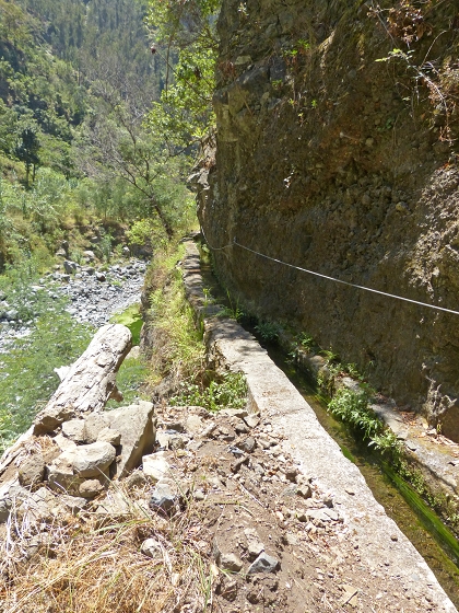 04.08.2013 Levadas dos Piornais und da Faja — Auf der Levada da Faja zwischen Madre und Wasserfallstelle und auf und ab auf dem 1. und 2. Zugangspfad — Foto 4
