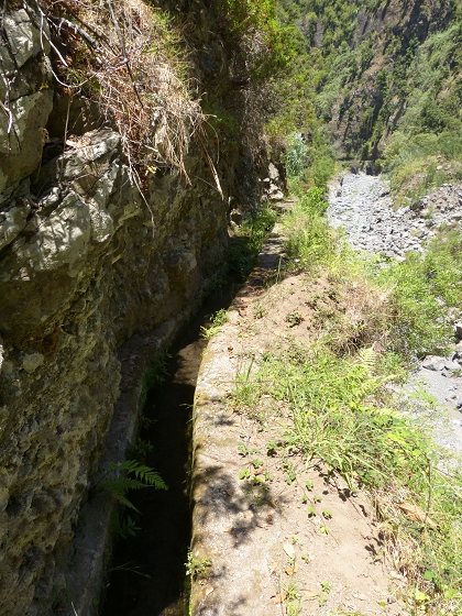 04.08.2013 Levadas dos Piornais und da Faja — Auf der Levada da Faja zwischen Madre und Wasserfallstelle und auf und ab auf dem 1. und 2. Zugangspfad — Foto 10