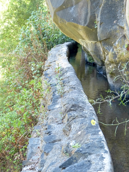 04.08.2013 Levadas dos Piornais und da Faja — Auf der Levada da Faja zwischen Feldern des Weilers und der Wasserfallstelle, auf und ab auf dem 3. Zugangsweg — Foto 2