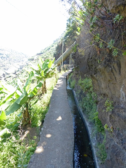 04.08.2013 Levadas dos Piornais und da Faja — Vom Kraftwerk auf und ab zur Levada da Faja und Begehung über Mauerpassagen zum Weiler und zurück — Foto 3