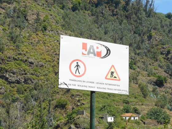 04.08.2013 Levadas dos Piornais und da Faja — Vom Kraftwerk auf und ab zur Levada da Faja und Begehung über Mauerpassagen zum Weiler und zurück — Foto 5