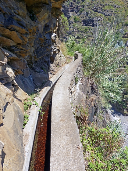 04.08.2013 Levadas dos Piornais und da Faja — Vom Kraftwerk auf und ab zur Levada da Faja und Begehung über Mauerpassagen zum Weiler und zurück — Foto 6