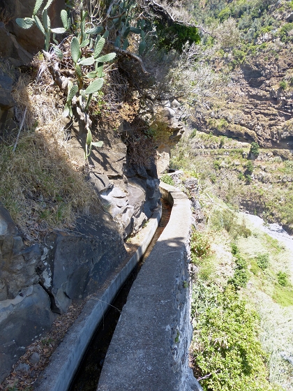 04.08.2013 Levadas dos Piornais und da Faja — Vom Kraftwerk auf und ab zur Levada da Faja und Begehung über Mauerpassagen zum Weiler und zurück — Foto 7