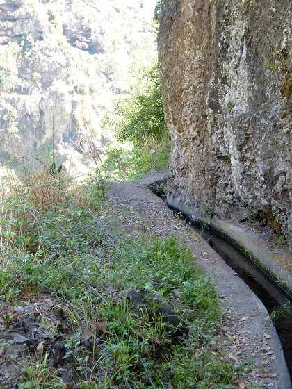 04.08.2013 Levadas dos Piornais und da Faja — Vom Kraftwerk auf und ab zur Levada da Faja und Begehung über Mauerpassagen zum Weiler und zurück — Foto 8