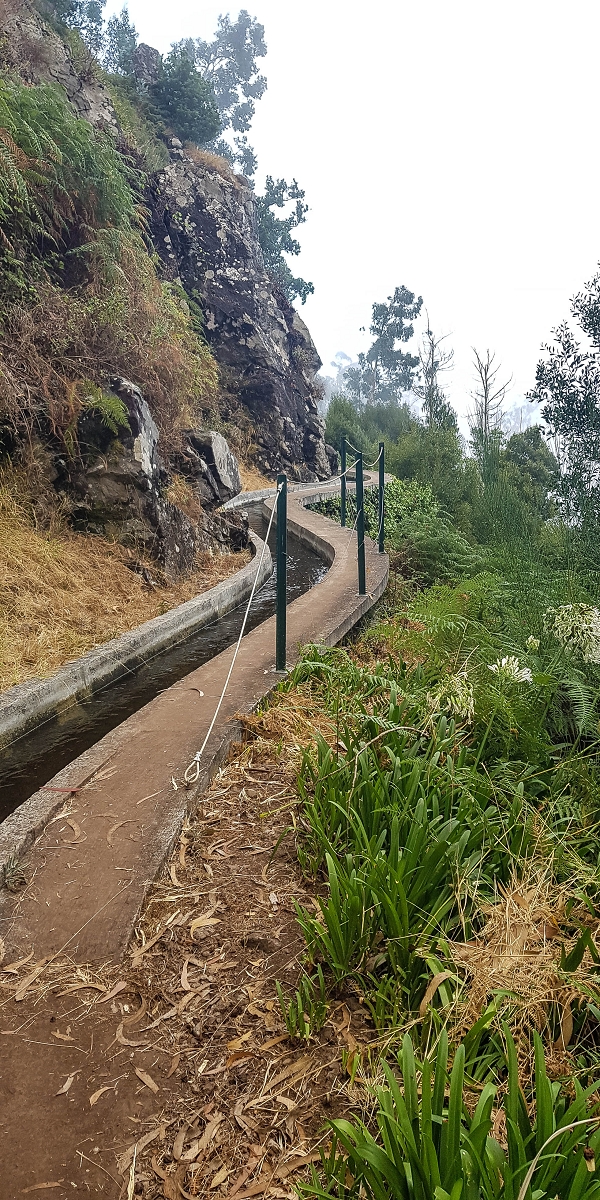 05.08.2021 Auf einem der schönsten Abschnitte der Levada Nova zwischen Arco Calheta und Canhas — Ziemlich ausgesetzt bis zur ersten Bachpassage — Foto 1