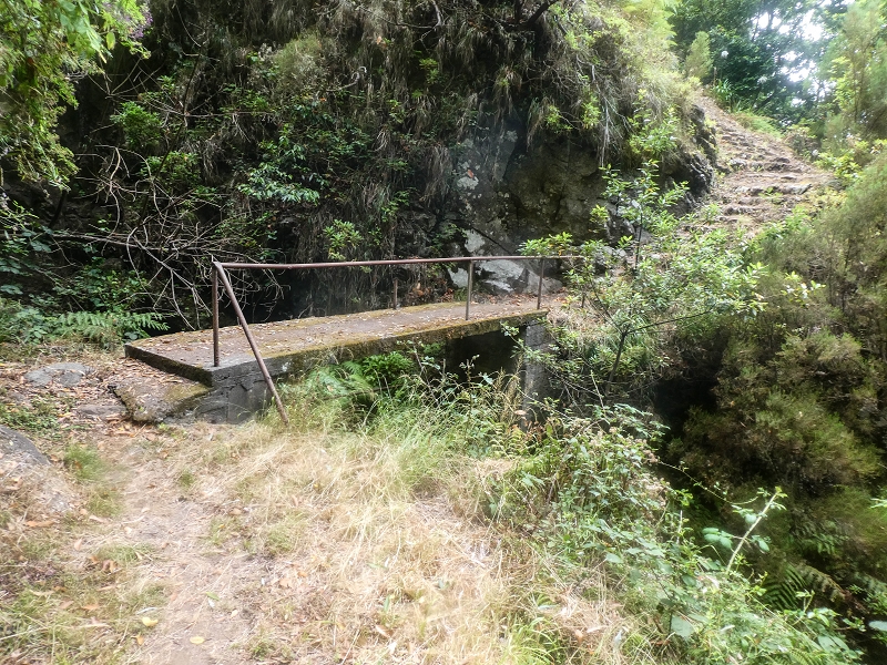 05.08.2021 Auf einem der schönsten Abschnitte der Levada Nova zwischen Arco Calheta und Canhas — Die erste Bachpassage mit der Umgehung — Foto 4