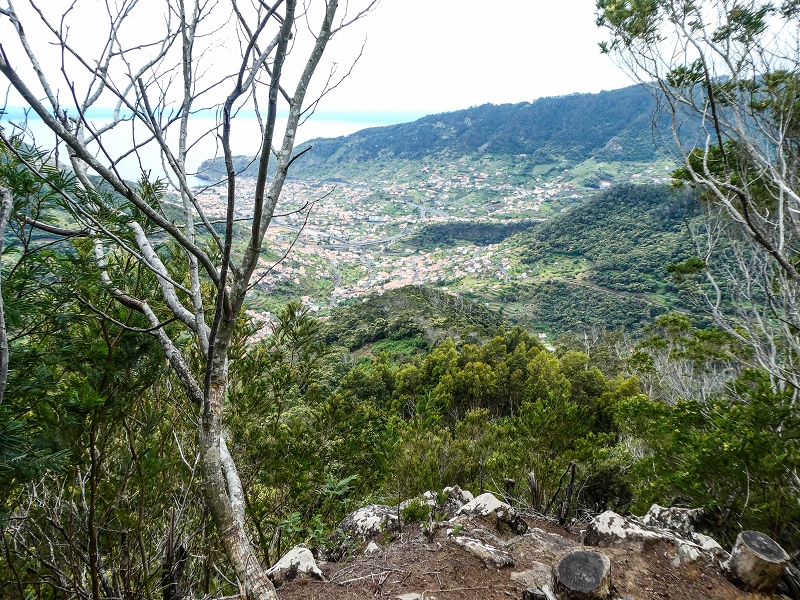 06.05.2019 Über den Pico da Coroa und die Boca do Risco — Auf dem Estrada Florestal da Serra das Funduras zu dessen Ende und zum Aussichtspunkt über Ribeira Seca — Foto 24