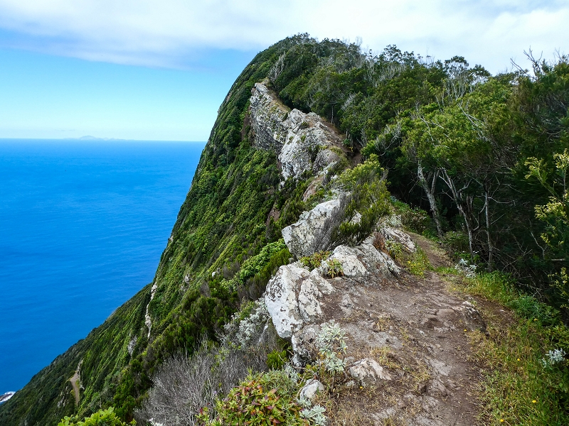 06.05.2019 Über den Pico da Coroa und die Boca do Risco — Abstieg über die Klippen zur Boca do Risco — Foto 1