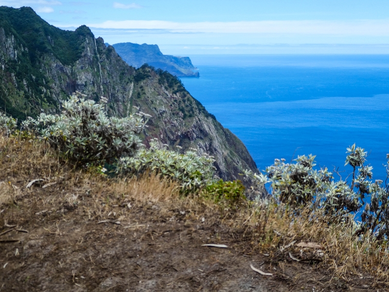 06.05.2019 Über den Pico da Coroa und die Boca do Risco — Abstieg über die Klippen zur Boca do Risco — Foto 12