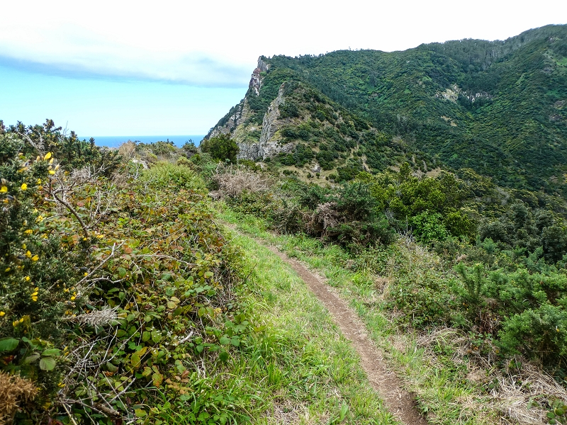 06.05.2019 Über den Pico da Coroa und die Boca do Risco — Abstieg über die Klippen zur Boca do Risco — Foto 13