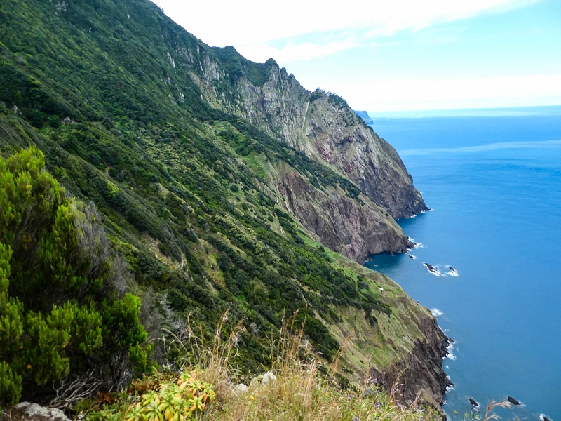06.05.2019 Über den Pico da Coroa und die Boca do Risco — Abstieg über die Klippen zur Boca do Risco — Foto 16