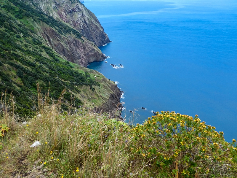 06.05.2019 Über den Pico da Coroa und die Boca do Risco — Abstieg über die Klippen zur Boca do Risco — Foto 17