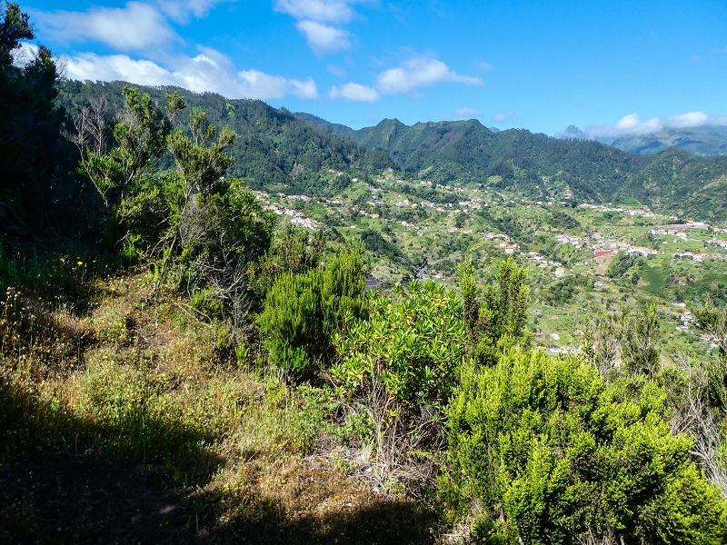 06.05.2019 Über den Pico da Coroa und die Boca do Risco — Weiter auf der steilen Vereda do Lombinho — Foto 7