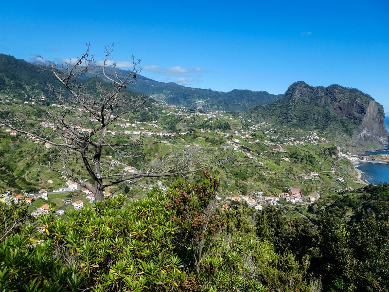 06.05.2019 Über den Pico da Coroa und die Boca do Risco — Weiter auf der steilen Vereda do Lombinho — Foto 8