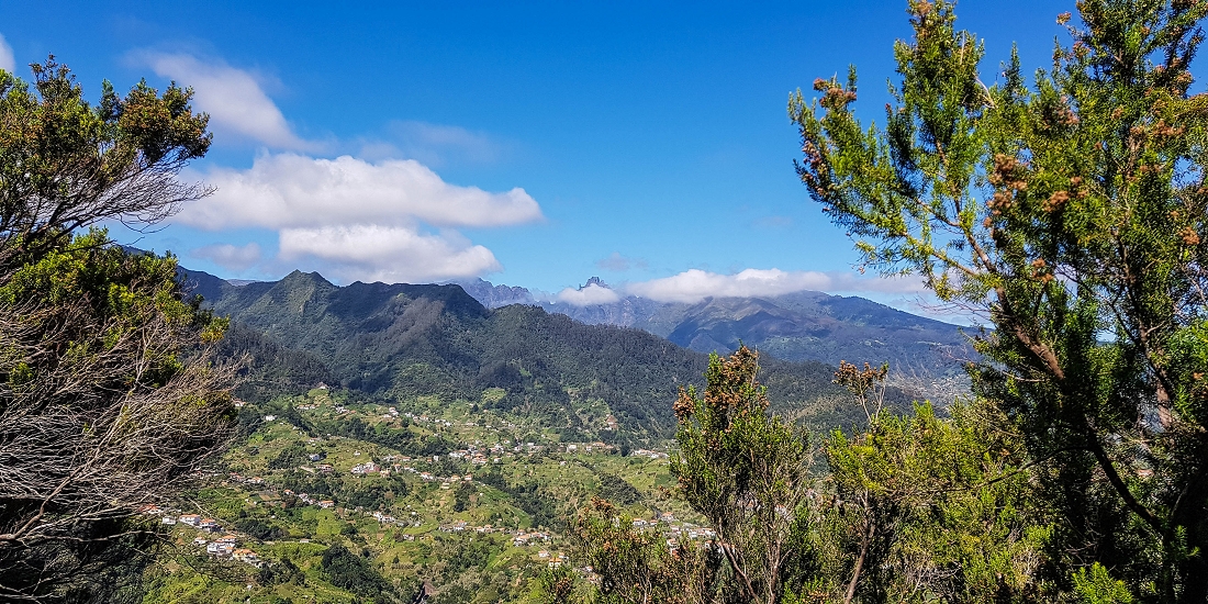 06.05.2019 Über den Pico da Coroa und die Boca do Risco — Weiter auf der steilen Vereda do Lombinho — Foto 10