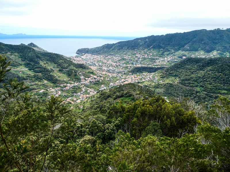 06.05.2019 Über den Pico da Coroa und die Boca do Risco — Auf dem Estrada Florestal da Serra das Funduras zu dessen Ende und zum Aussichtspunkt über Ribeira Seca — Foto 20