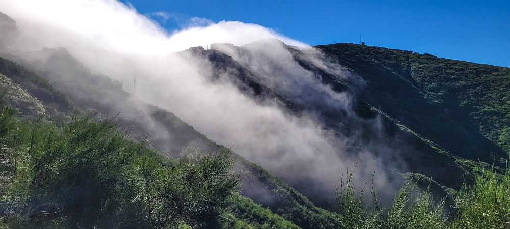 06.07.2022 Wunderschöne Abschlussrunde, möglicherweise meine letzte Madeirawanderung? — Wolkenfall bei Rabacal — Foto 1