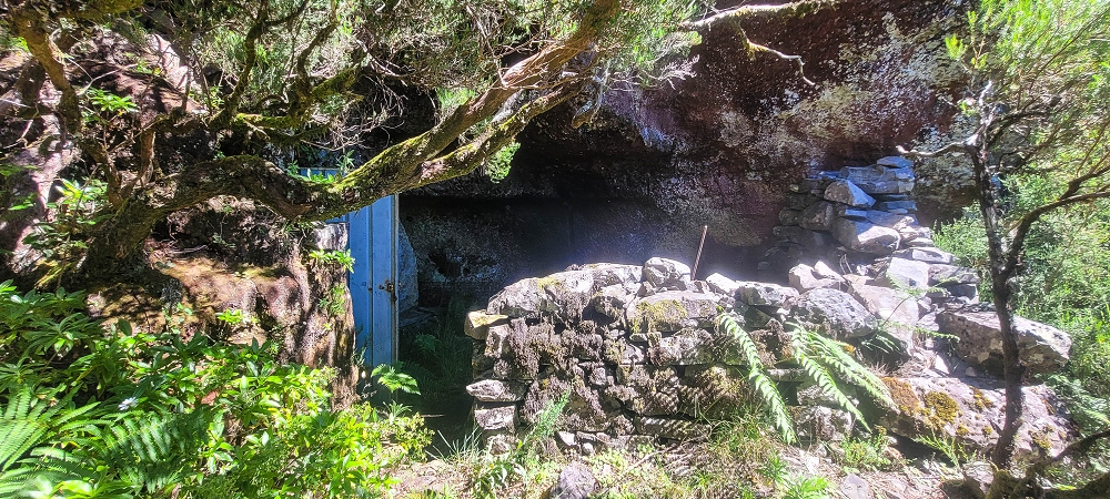Levada da Serra (da Bica da Cana) — Schutzhöhle beim Pinaculo — Foto 1