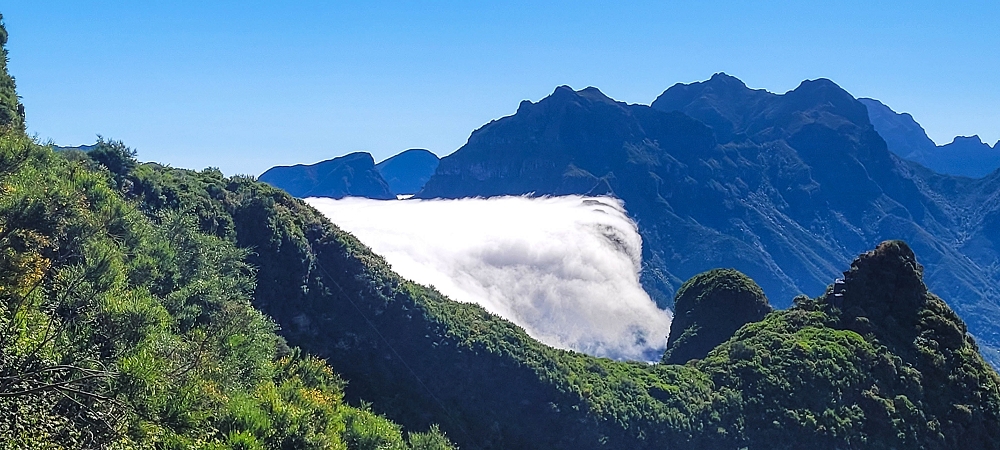 06.07.2022 Wunderschöne Abschlussrunde, möglicherweise meine letzte Madeirawanderung? — Wolkenfall bei Encumeadapass — Foto 2