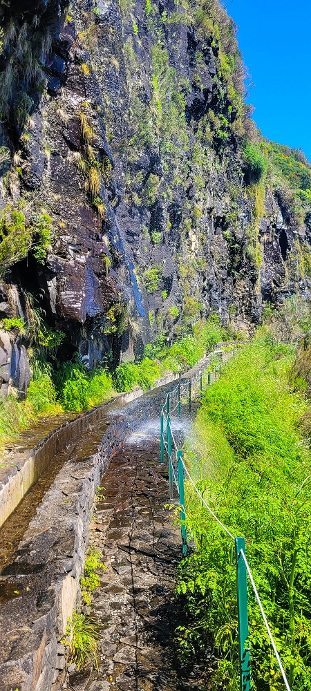 Levada da Serra (da Bica da Cana) — Die Wasserfallpassage — Foto 2
