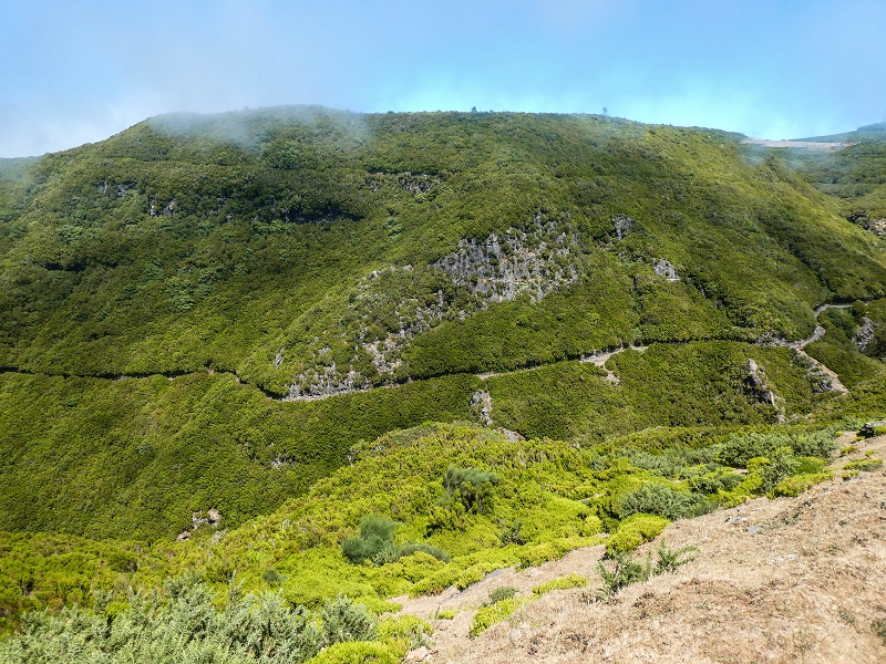 06.08.2021 Auf Entdeckungstour im Rabaçalgebiet: Tunel Vieira de Castro und Levada da Senhora — Zurück zum Rabacalparkplatz — Foto 2