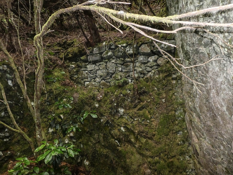 06.08.2021 Auf Entdeckungstour im Rabaçalgebiet: Tunel Vieira de Castro und Levada da Senhora — Ruinen der Arbeiterunterkünfte — Foto 4
