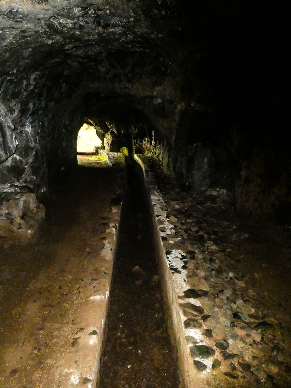 06.08.2021 Auf Entdeckungstour im Rabaçalgebiet: Tunel Vieira de Castro und Levada da Senhora — Weiter auf der Levada do Furado Velho — Foto 10