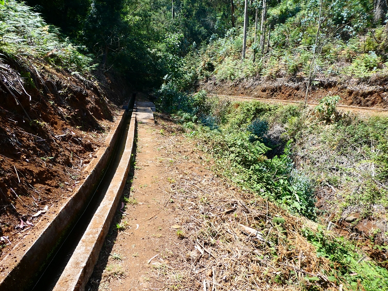 Levada Nova — Bacheinschnitte ins die Täler des Ribeiro Seco und der Ribeira do Lugarinho — Foto 2