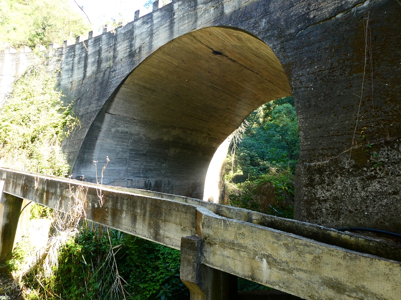 Levada do(s) Moinho(s) da Serra — Brückenpassage der Ribeira do Moreno — Foto 1