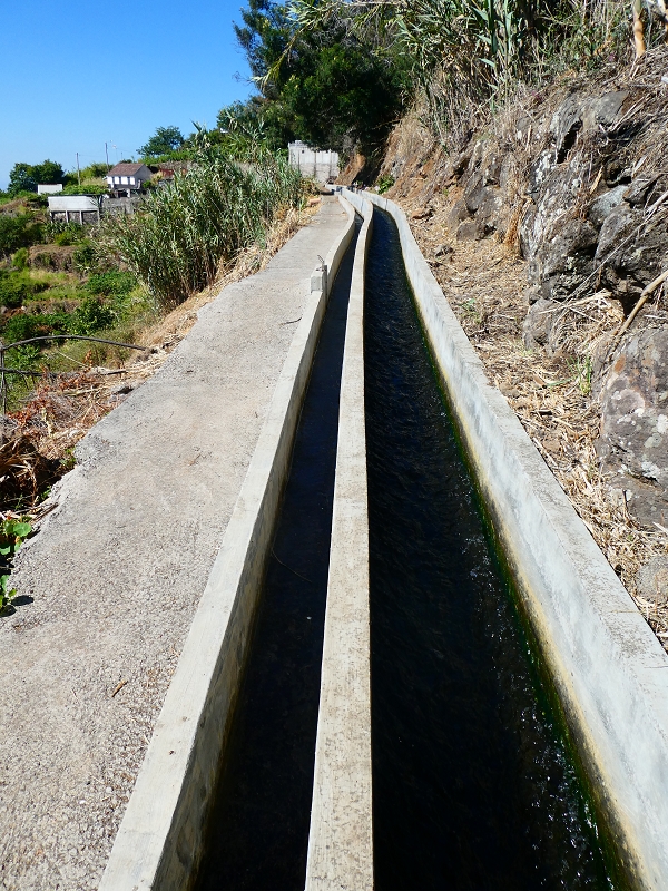 Levada do(s) Moinho(s) da Serra — Mitten durch bewohnte Gebiete — Foto 5