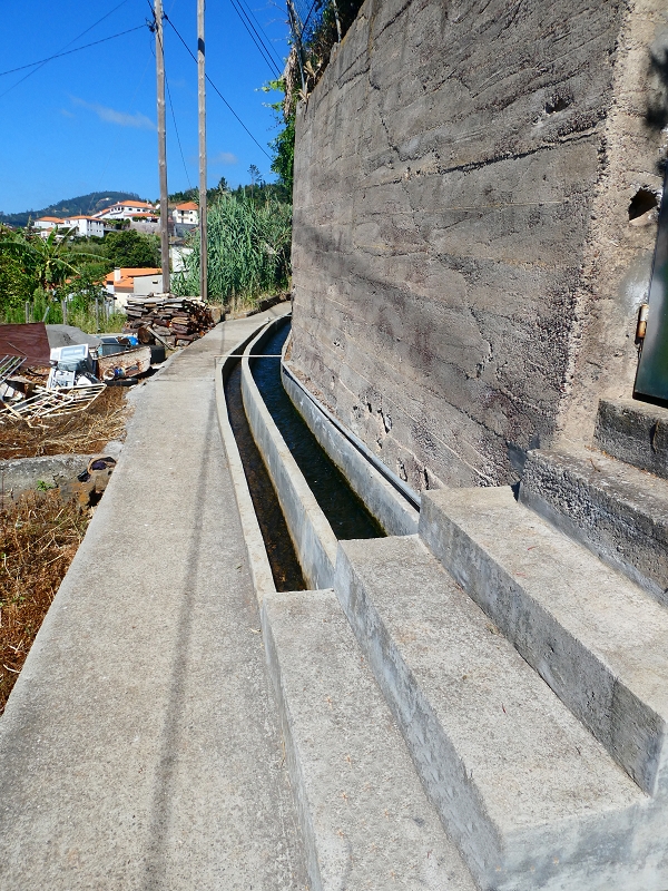 Levada do(s) Moinho(s) da Serra — Mitten durch bewohnte Gebiete — Foto 3