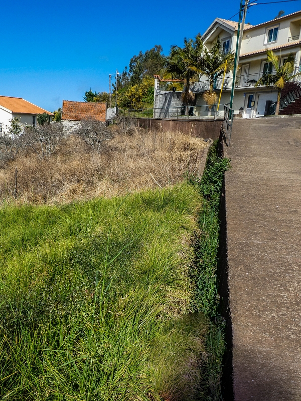 9 May 2019 Walk along the varied Levada Velha das Canhas — Start of the obstacle course between the houses — photo 11