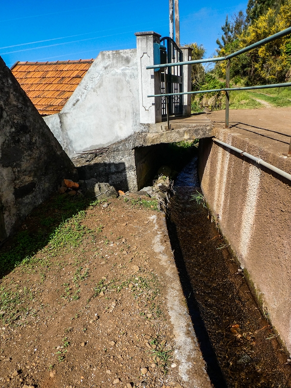 9 May 2019 Walk along the varied Levada Velha das Canhas — Start of the obstacle course between the houses — photo 14