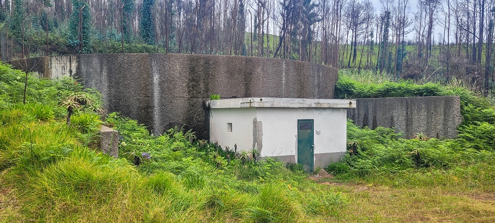 09.06.2024 Auf dem alten CR23 zur Capela do Cabo und über die Levada Nova zurück — Speicherbecken auf dem Lombo do Serrado — Foto 1