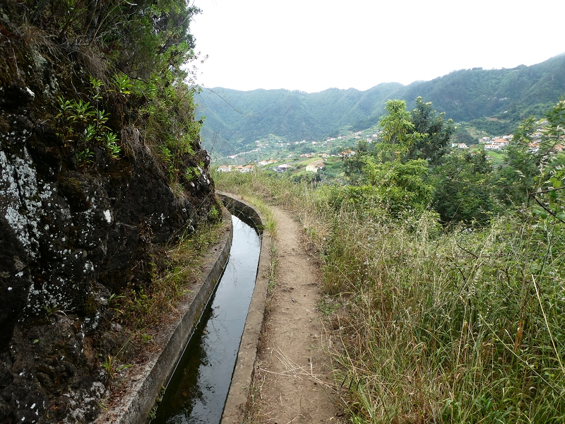 09.07.2018 Rundtour vom Portelapass über die Levada do Castelejo, Pico da Suna und die Levada da Portela — Weiter zur Vereda da Terra Baptista — Foto 20