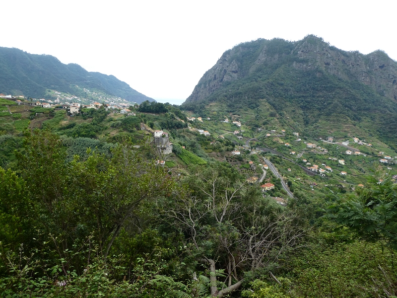 09.07.2018 Rundtour vom Portelapass über die Levada do Castelejo, Pico da Suna und die Levada da Portela — Weiter zur Vereda da Terra Baptista — Foto 28