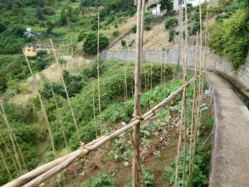 Levada do Castelejo — Kreuzung mit der Vereda da Baptista mit dem Wasserhaus für die Abzweigung der Levada da Penha de Aguia — Foto 5
