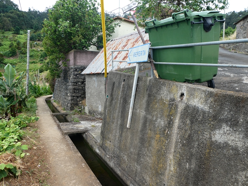 Levada do Castelejo — Kreuzung mit der Vereda da Baptista mit dem Wasserhaus für die Abzweigung der Levada da Penha de Aguia — Foto 2
