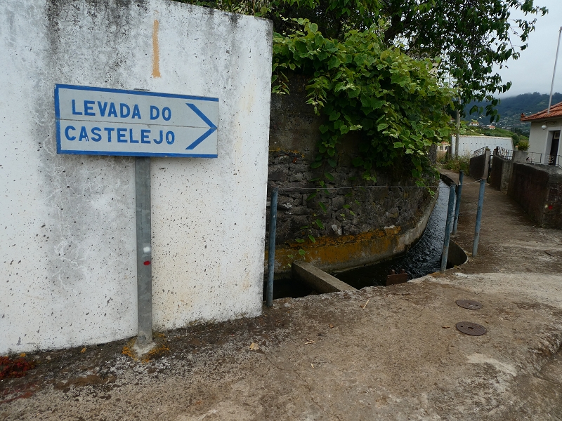 Levada do Castelejo — Kreuzung mit der Vereda da Baptista mit dem Wasserhaus für die Abzweigung der Levada da Penha de Aguia — Foto 3