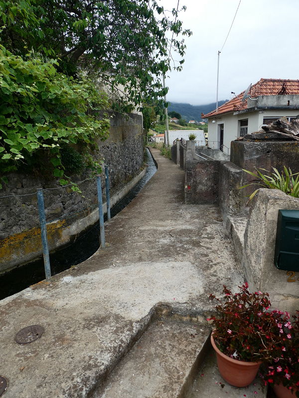 Levada do Castelejo — Kreuzung mit der Vereda da Baptista mit dem Wasserhaus für die Abzweigung der Levada da Penha de Aguia — Foto 4