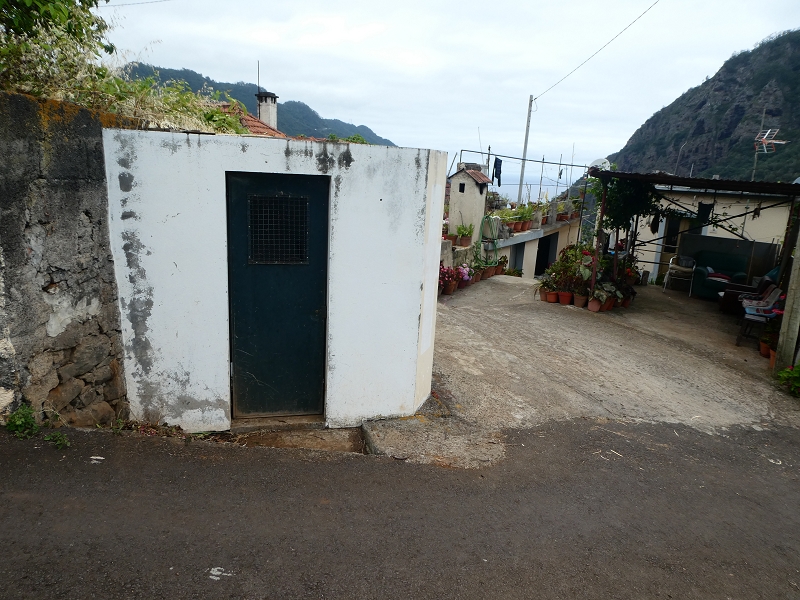 Levada do Castelejo — Kreuzung mit der Vereda da Baptista mit dem Wasserhaus für die Abzweigung der Levada da Penha de Aguia — Foto 1